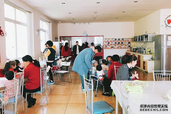 马天宇孤儿院做义工“公益行动是一种习惯”