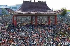 武汉空地堆满万辆共享单车